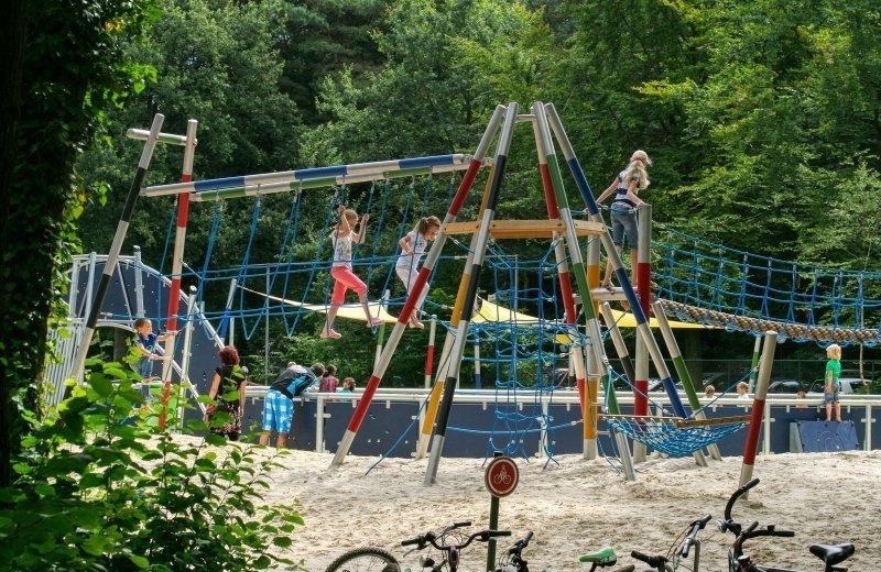 Grote speeltuin buiten berenkuil